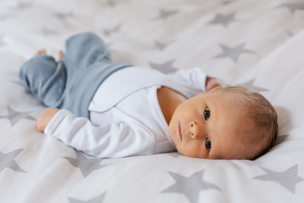 Neugeborenenfotografie zu Hause – intime und liebevolle Momente