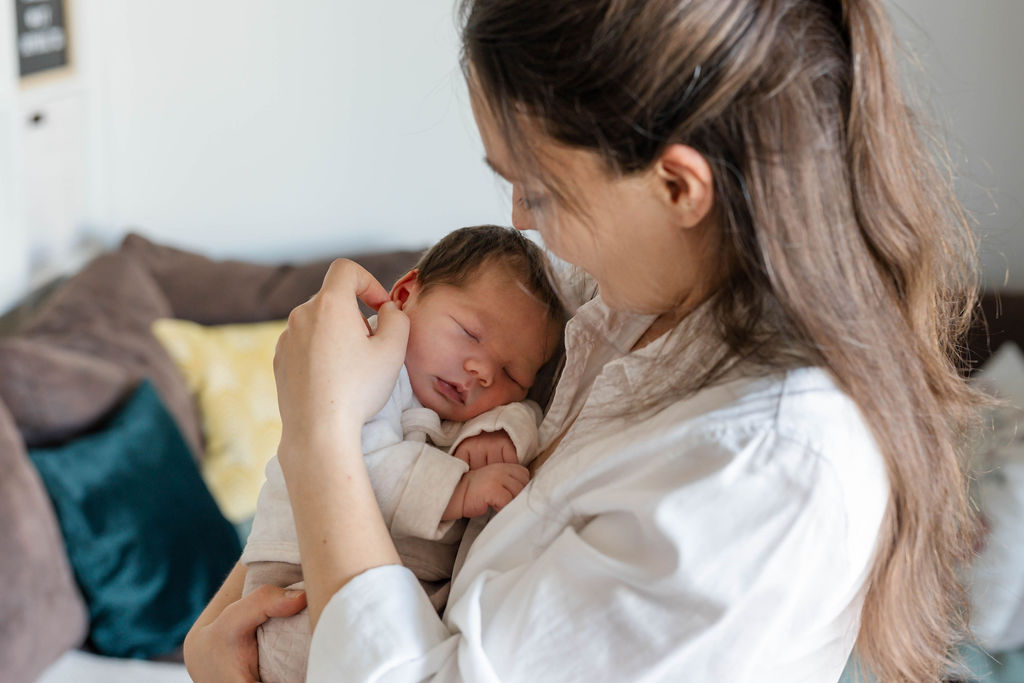 Neugeborenenfotografie zu Hause – intime und liebevolle Momente