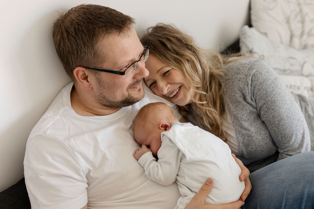 Neugeborenenfotografie zu Hause – intime und liebevolle Momente