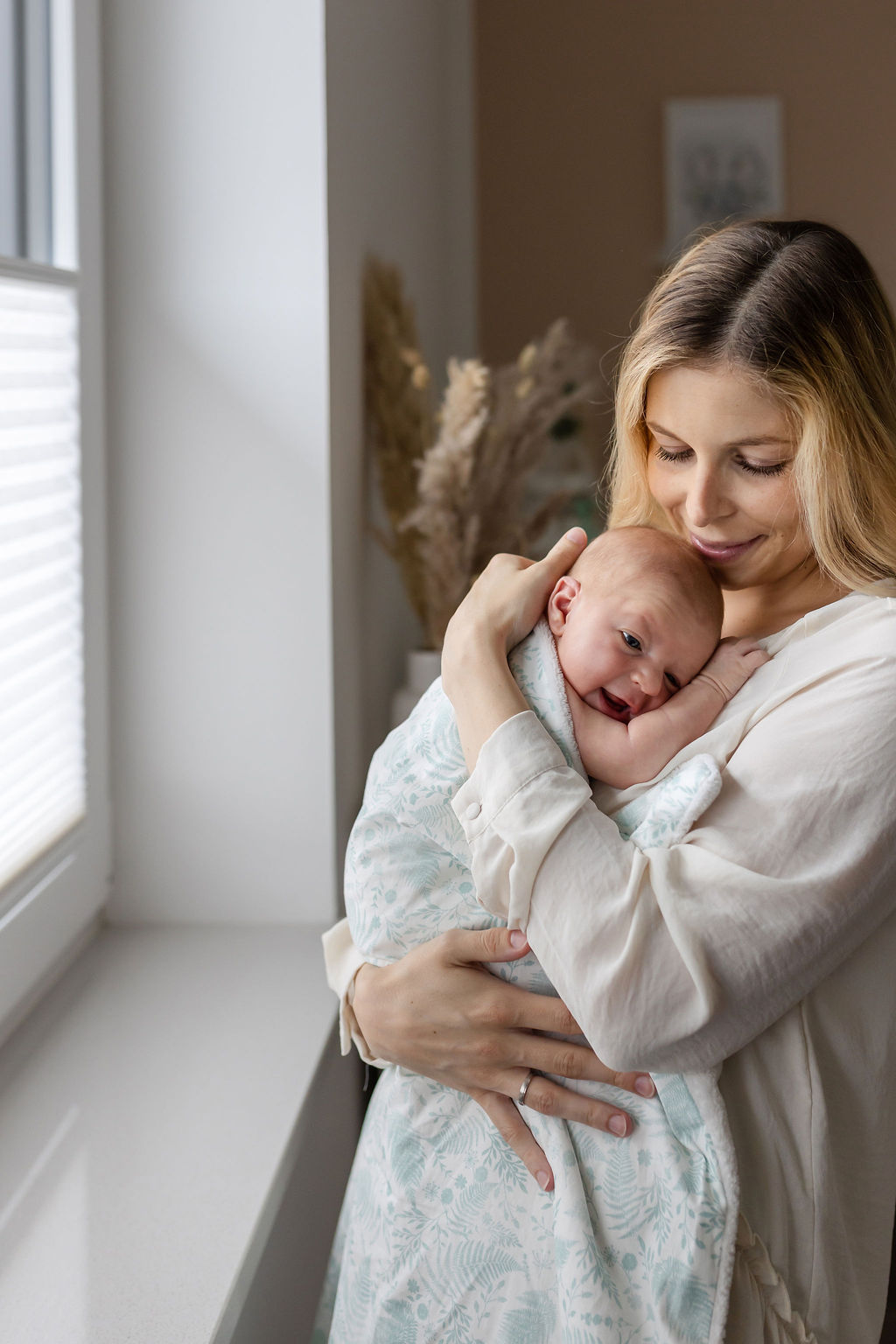 einmali_fotografie♡Babyfotografie©cg Mama mit Baby auf dem Arm – zärtliche Kuschelzeit Zuhause