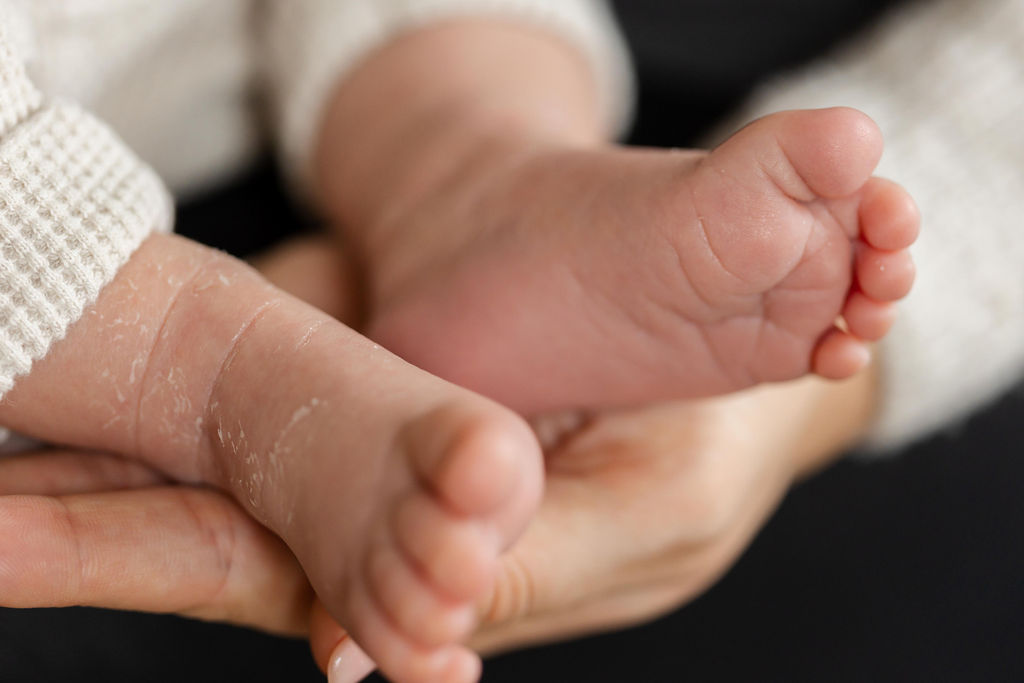 Nahaufnahme Babyfüße beim Neugeborenenshooting im eigenen Zuhause in Hamburg