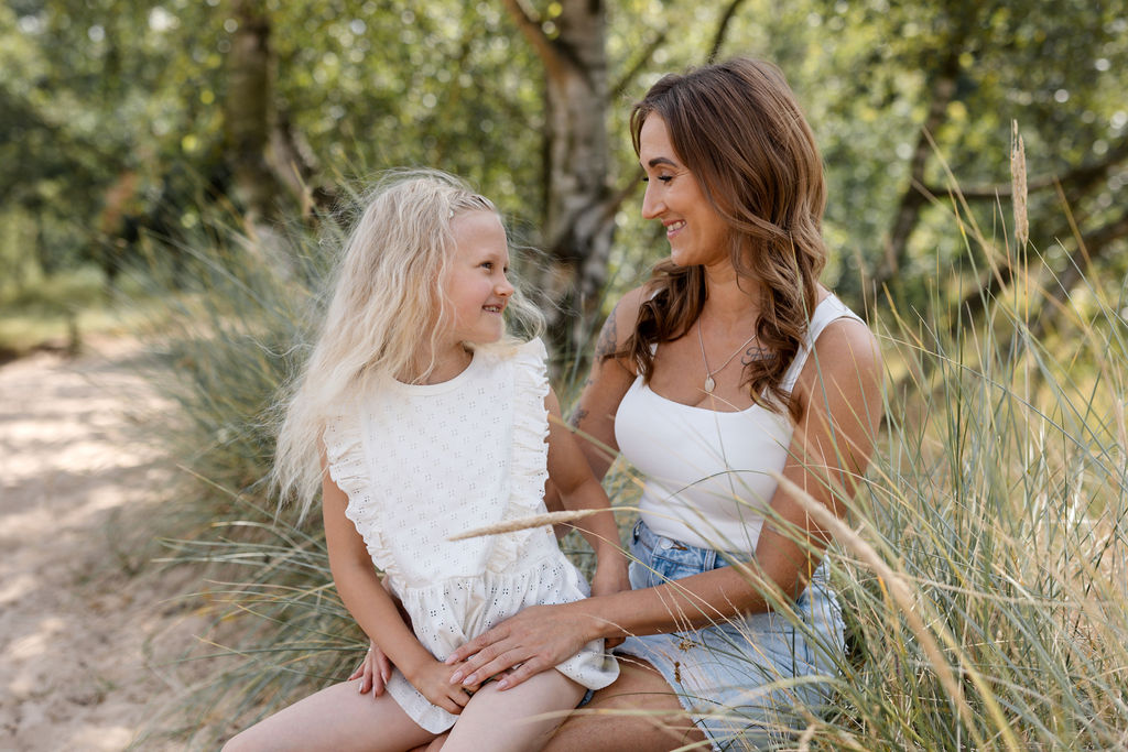 Familienporträt beim Spaziergang – gemeinsame Erinnerungen schaffen