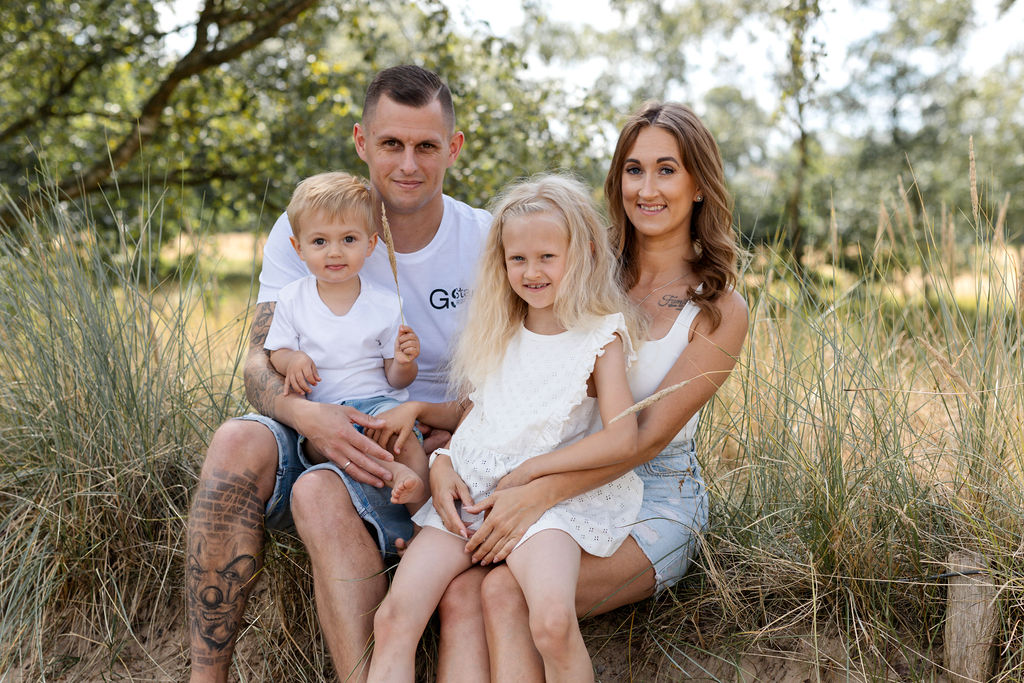 Familienporträt beim Spaziergang – gemeinsame Erinnerungen schaffen