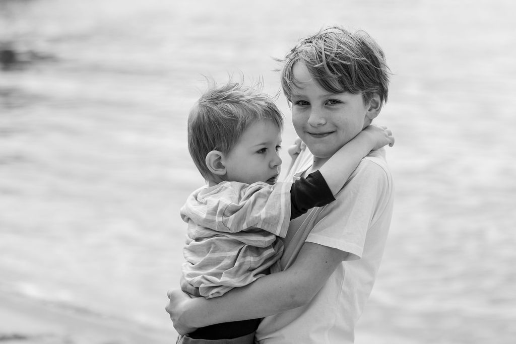 Fröhliche Familienbilder am See – gemeinsame Momente für die Ewigkeit