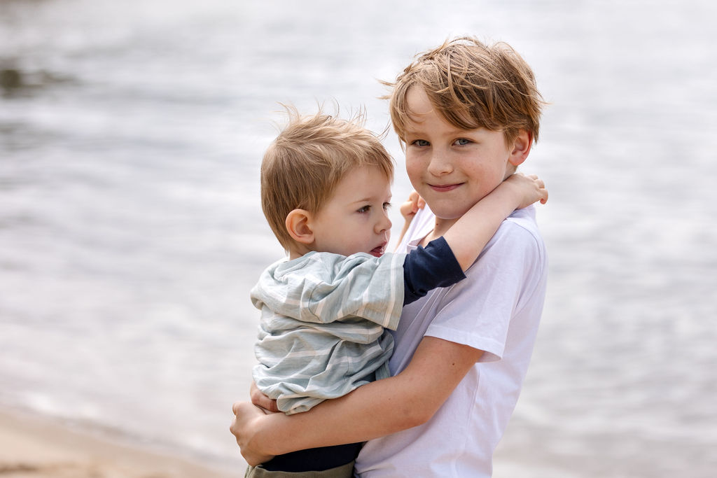 Fröhliche Familienbilder am See – gemeinsame Momente für die Ewigkeit