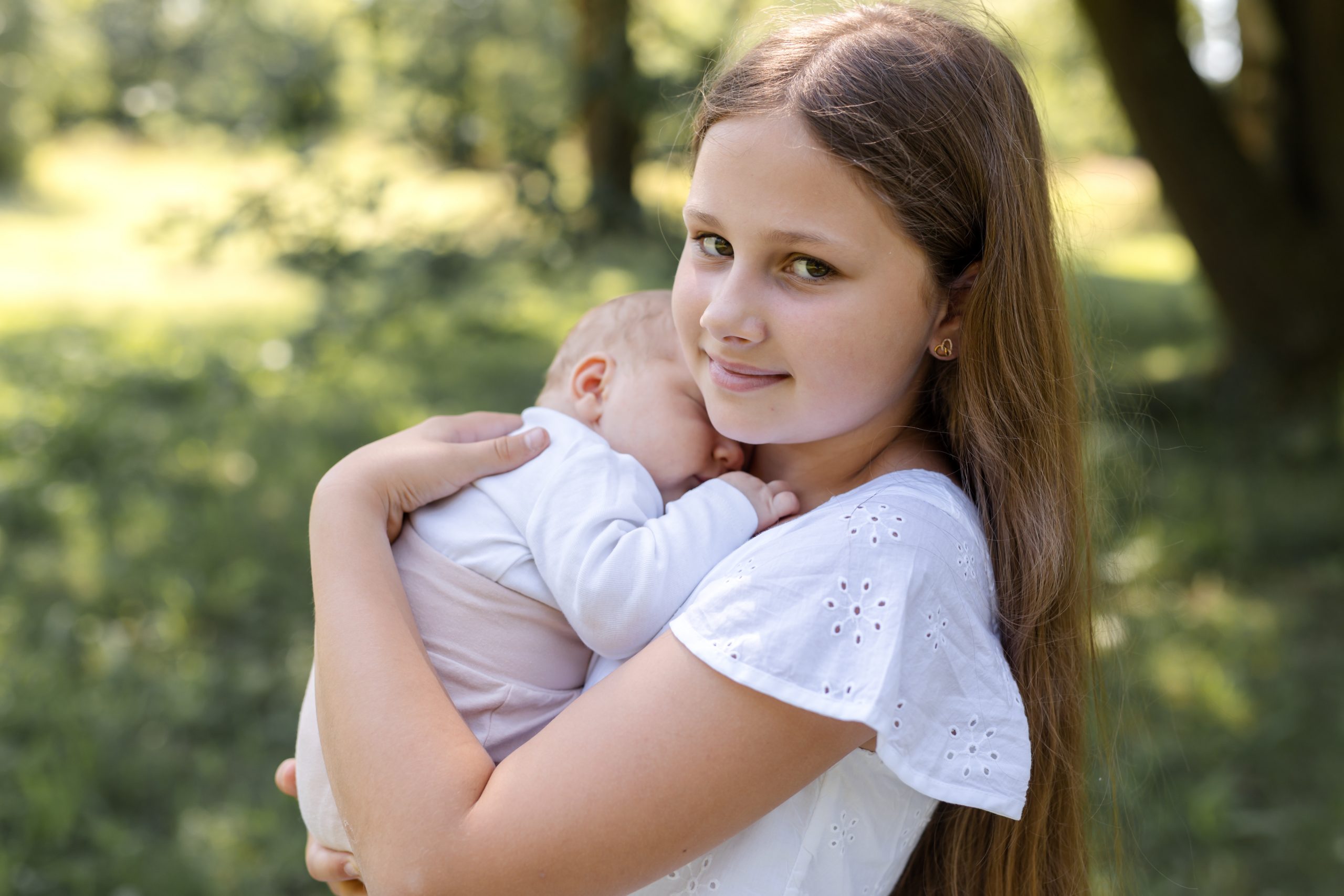 Familienfotos im Park – ungestellte und fröhliche Momente
