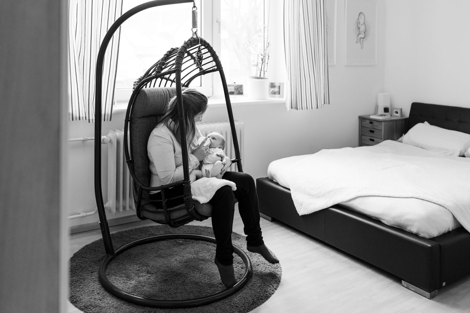 Schwangerschaftsfotos im Park – ungestellte und fröhliche Momente