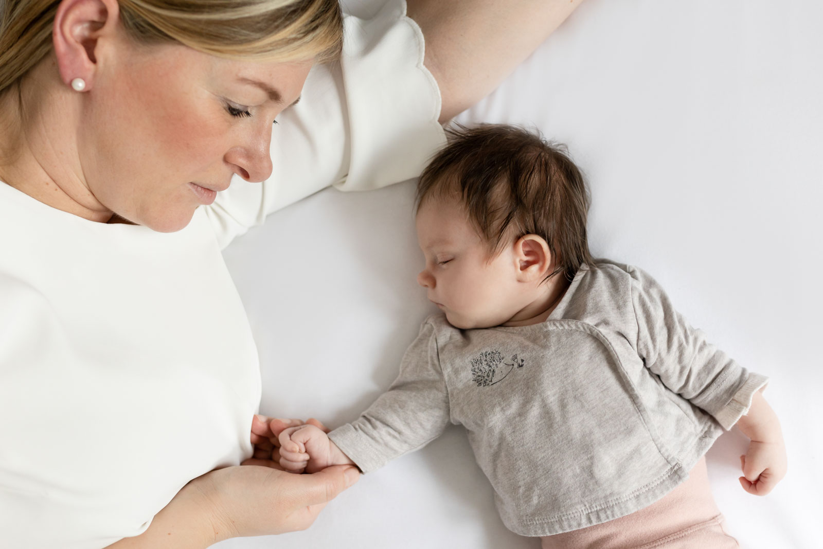 liebevolle Eltern die ihr Baby ansehen - Babyfotos im eigenen Zuhause Hamburg