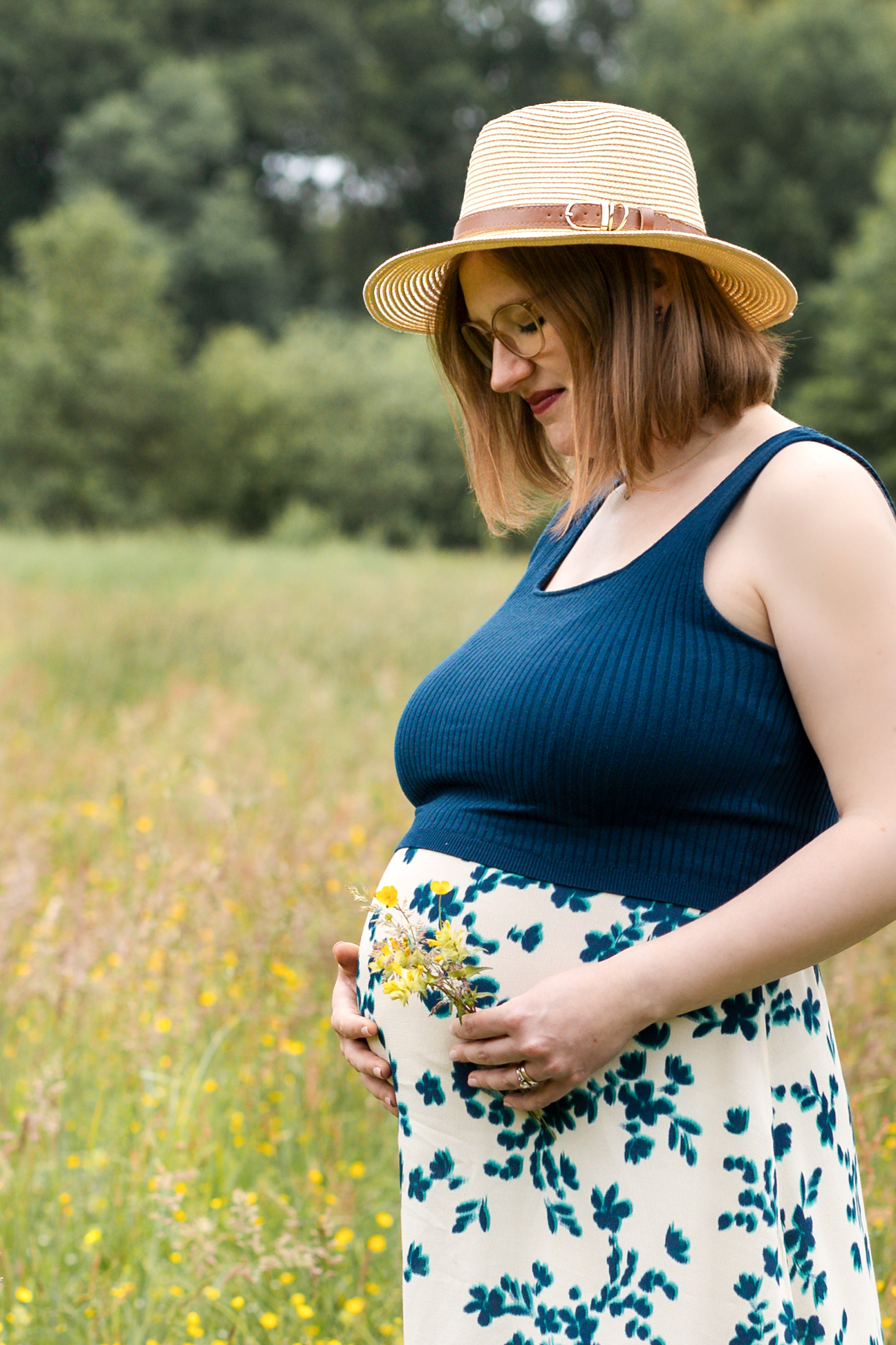 wunderschöne Schwanngere beim Babybauchshooting draußen in der Natur