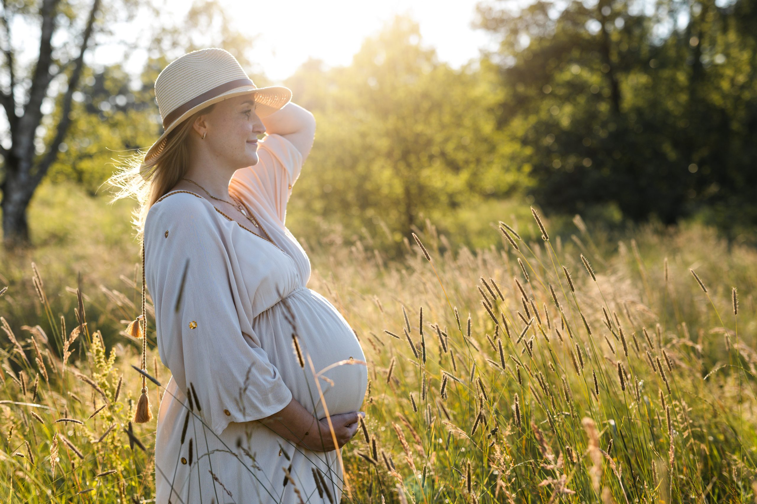 wunderschöne Schwangere beim Babybauchshooting in Hamburg in der Abendsonne