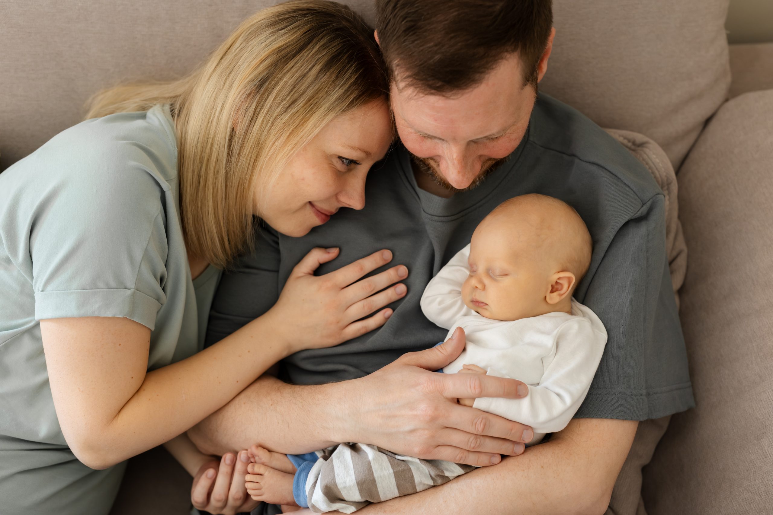 Kuschelmoment mit Baby - Babyfotos im eigenen Zuhause in Hamburg