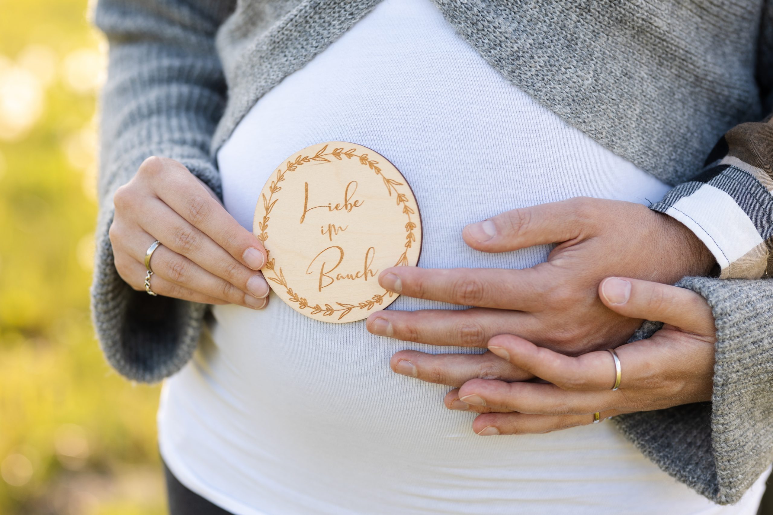 Nahaufnahme vom Babybauch draußen in der Natur in Hamburg
