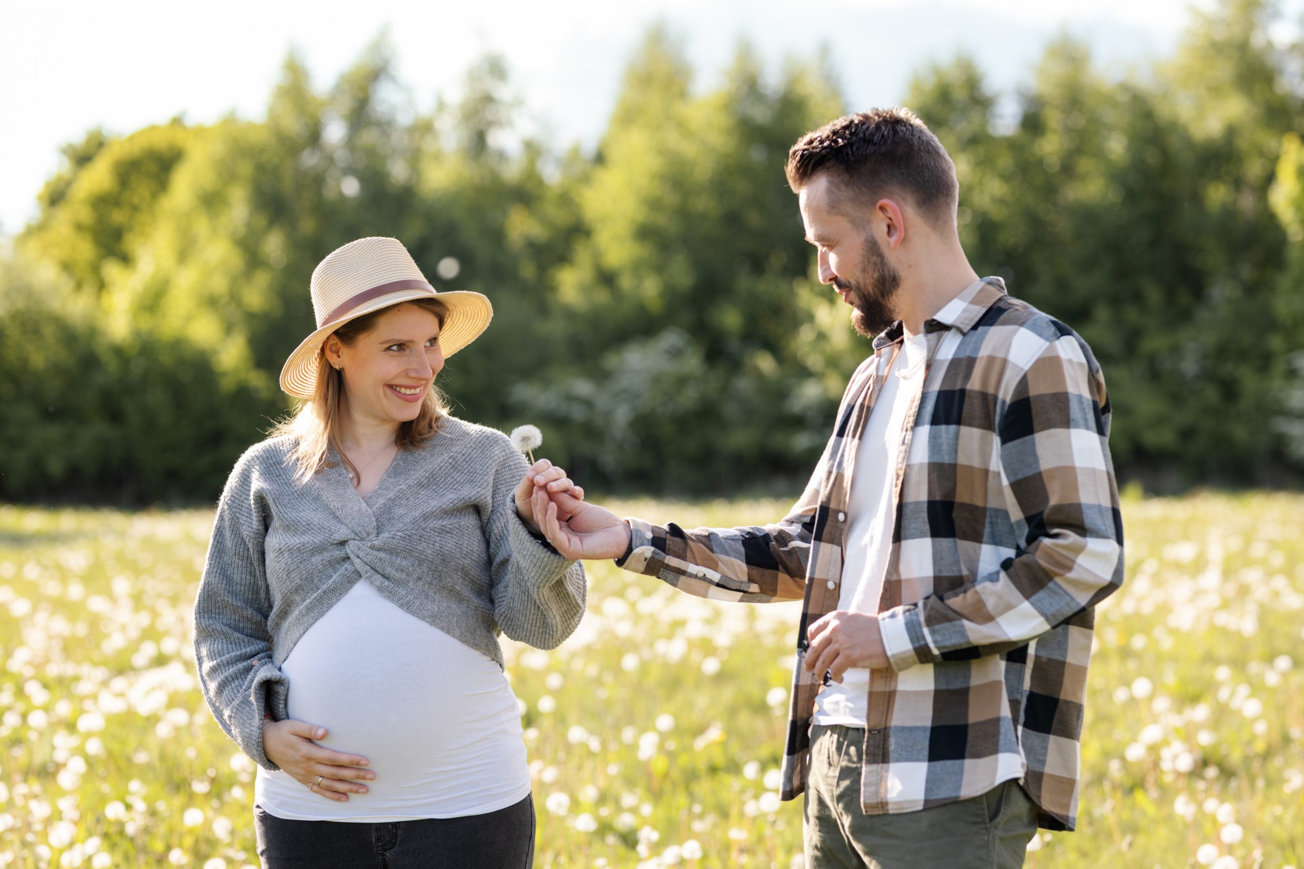 Babybauchbild auf dem Pusteblumenfeld in Hamburg - Babybauchshooting Hamburg