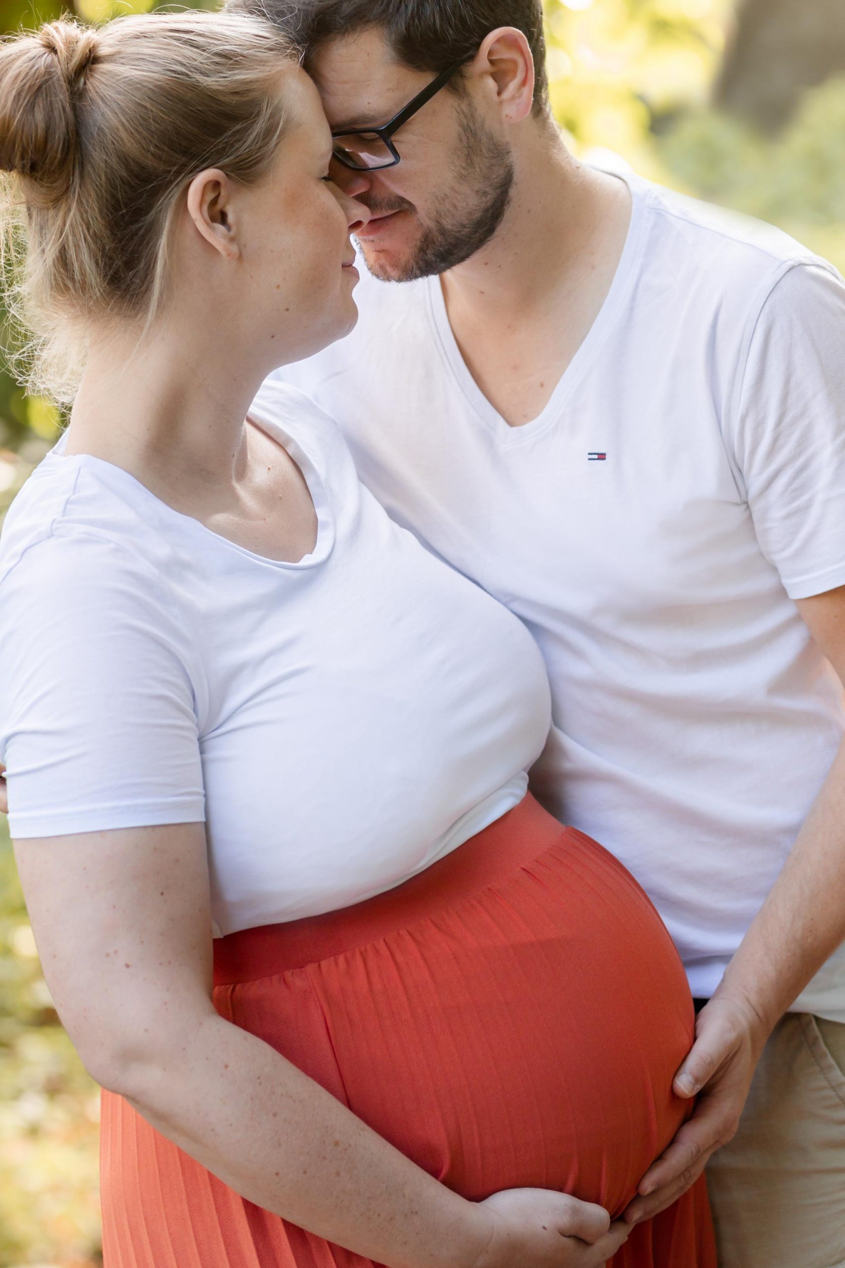 Babybauchfotografie – magische Schwangerschaftsbilder im eigenen Zuhause