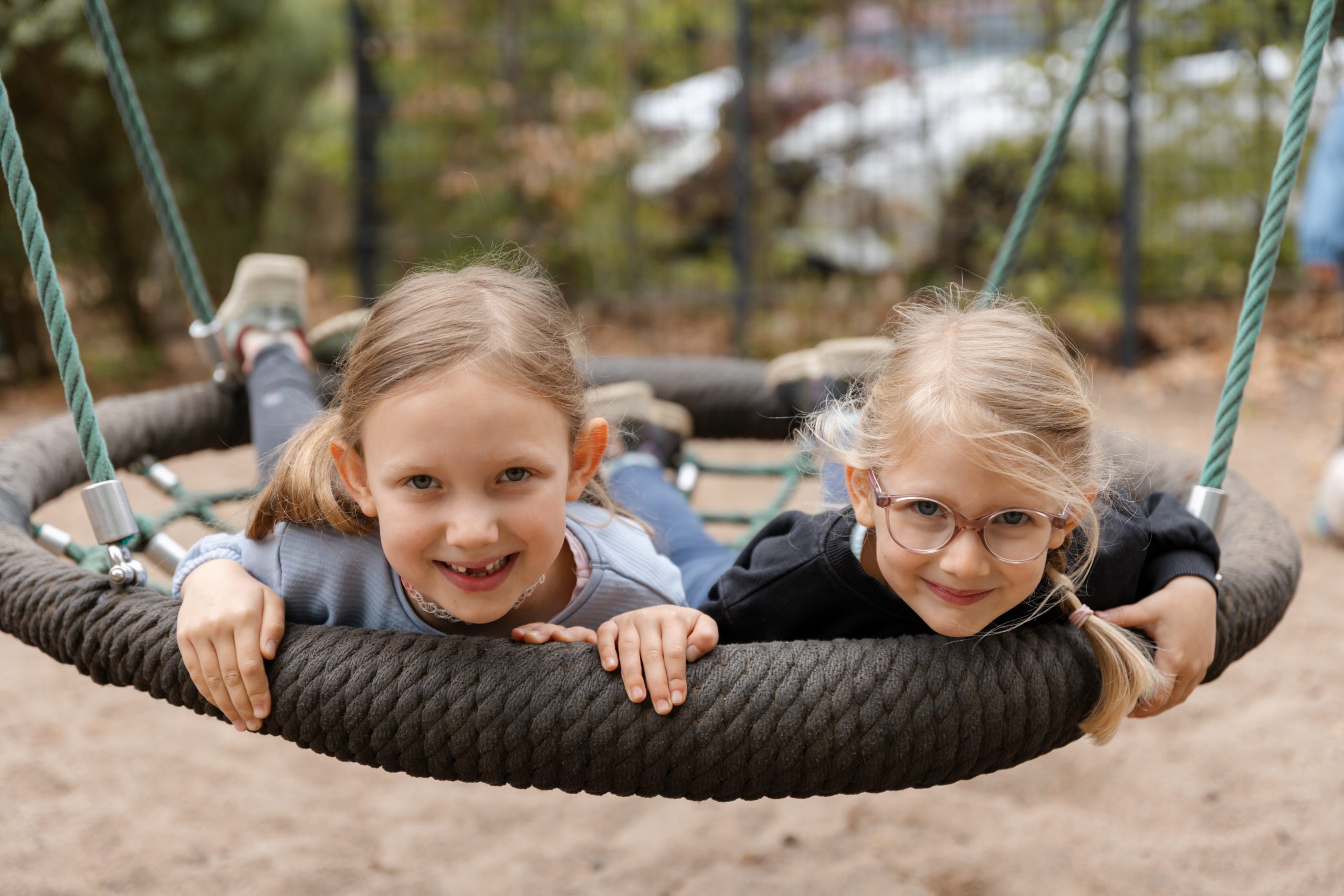 Geschwisterbild in der Nestchaukel - Kitafotograf Hamburg