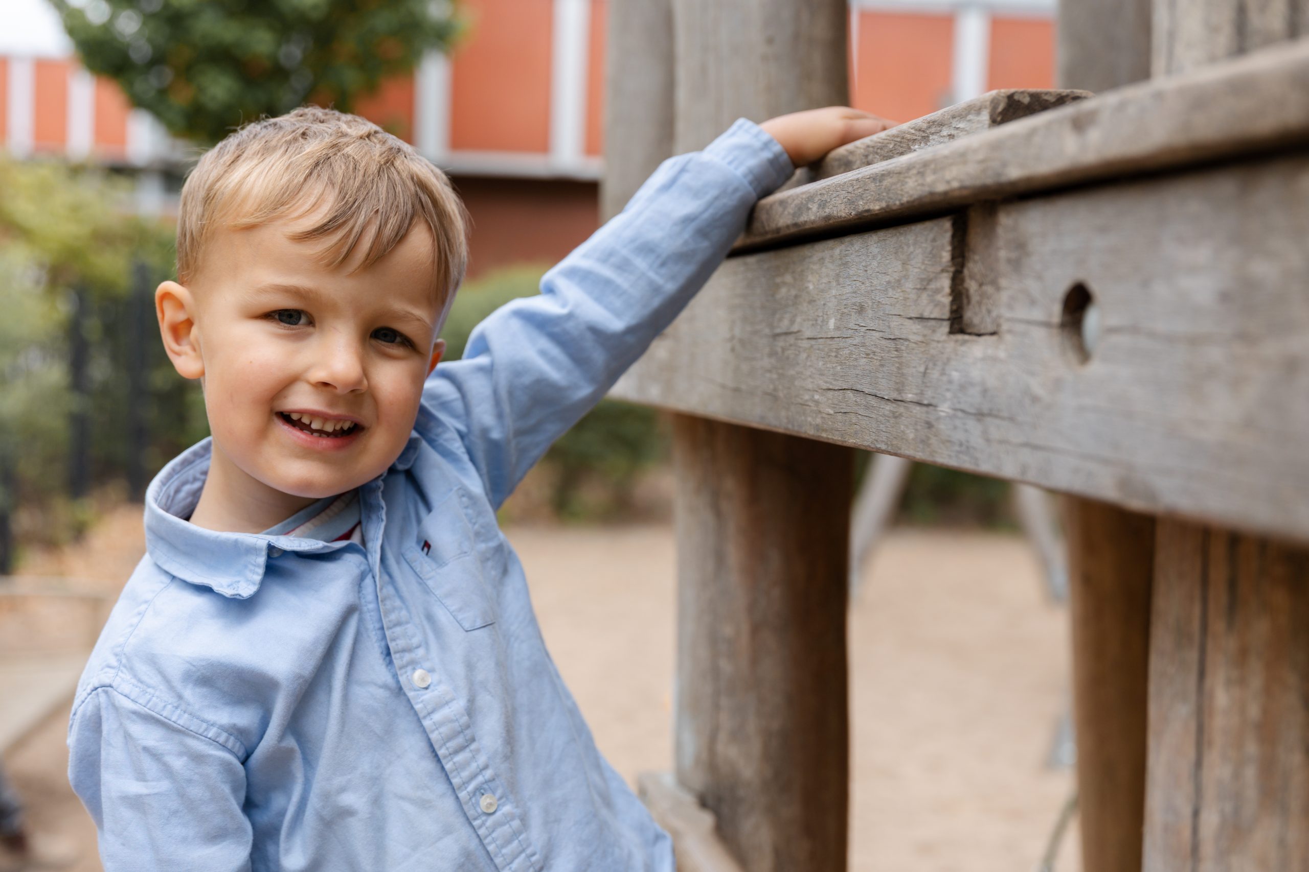 Portraitaufnahme von einem fröhlichen Kitajungen - Kitafotograf Hamburg