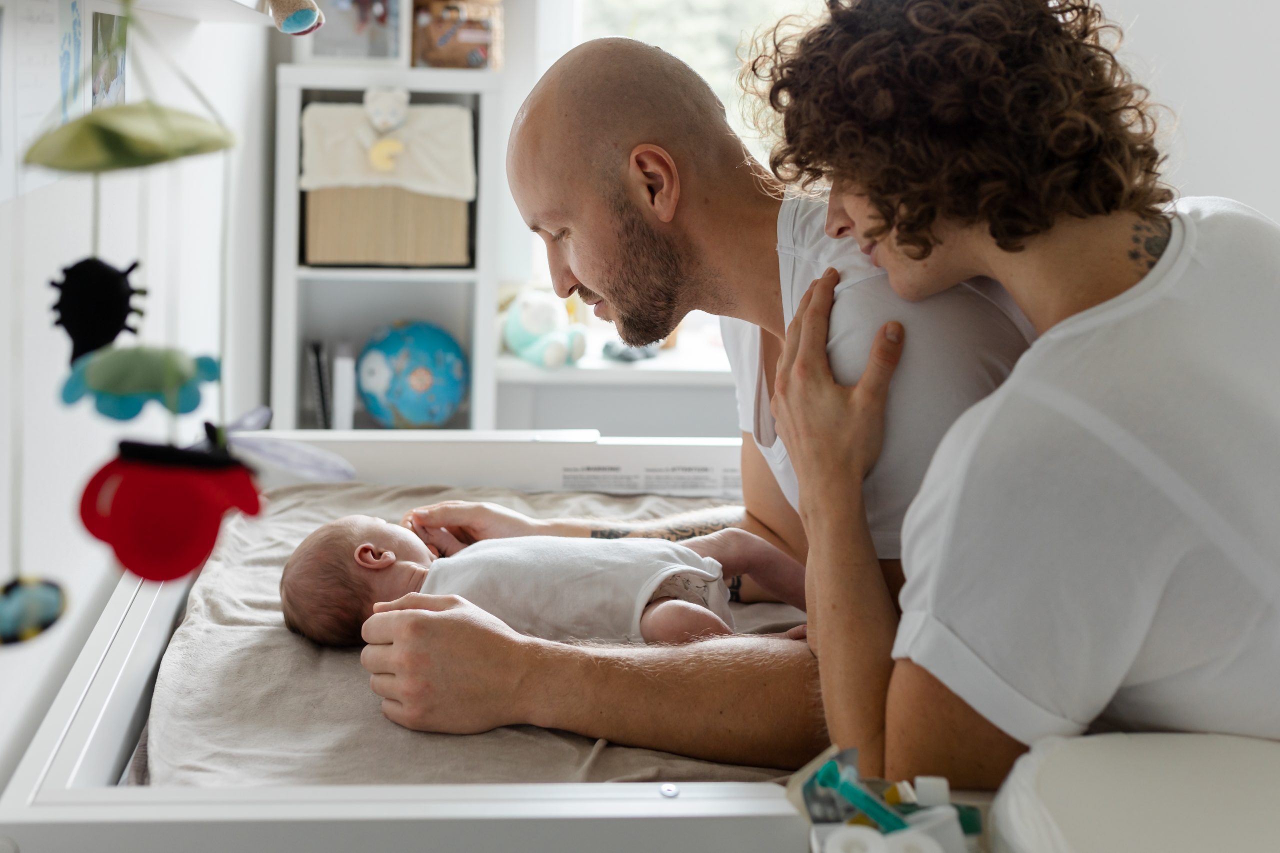 liebevolle Eltern die ihr Babyansehen - Babyfotos im eigenen Zuhause Hamburg 