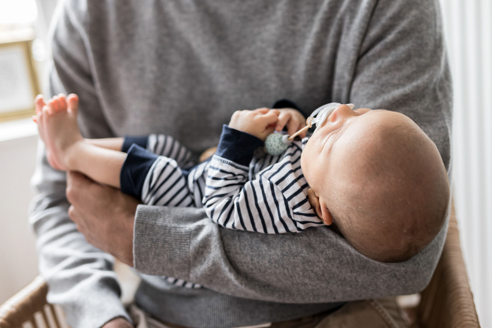 Mama mit Baby auf dem Arm – zärtliche Kuschelzeit im Sonnenlicht