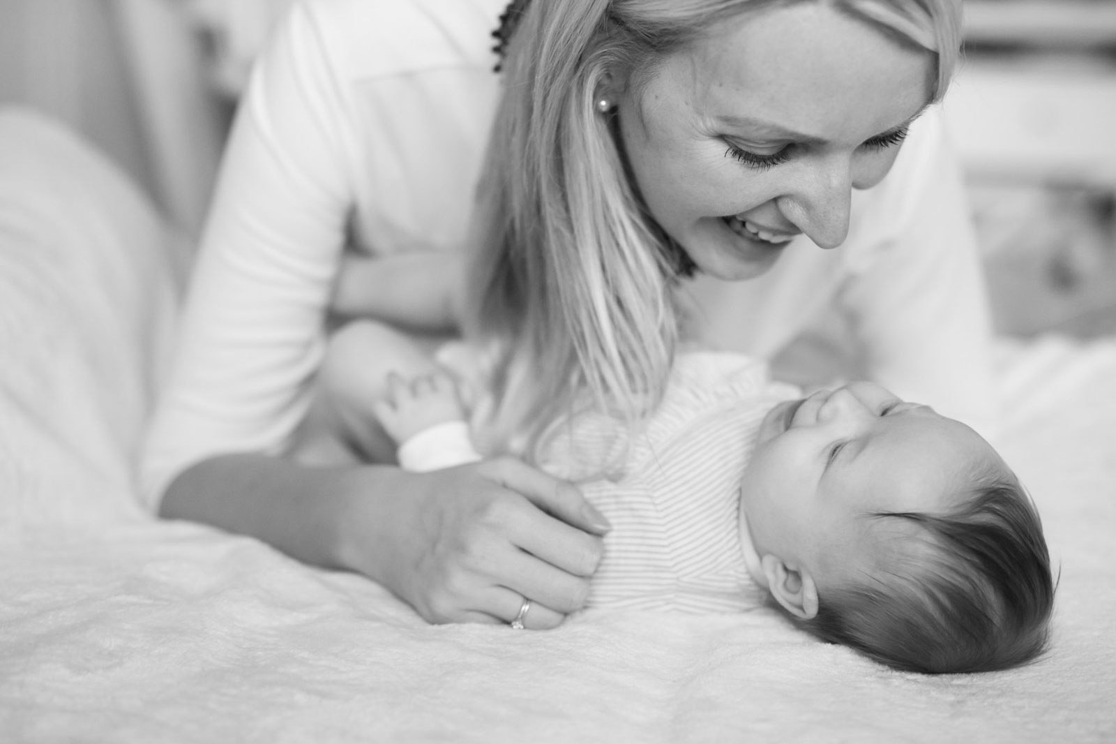 Schwarz-Weiß Aufnahme - Babyshooting im eigenen Zuhause