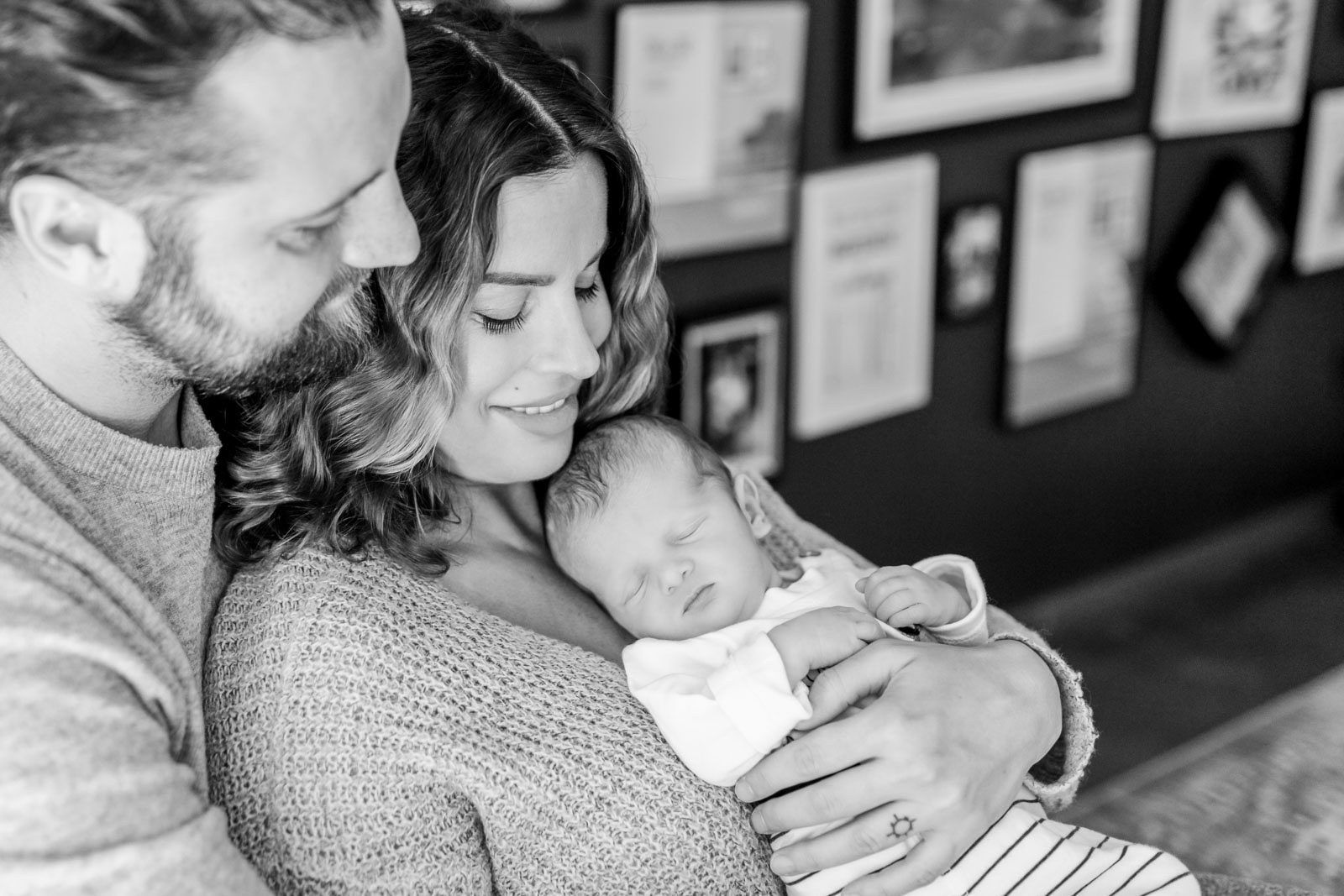 Schwarz-Weiß Aufnahme - Babyshooting im eigenen Zuhause