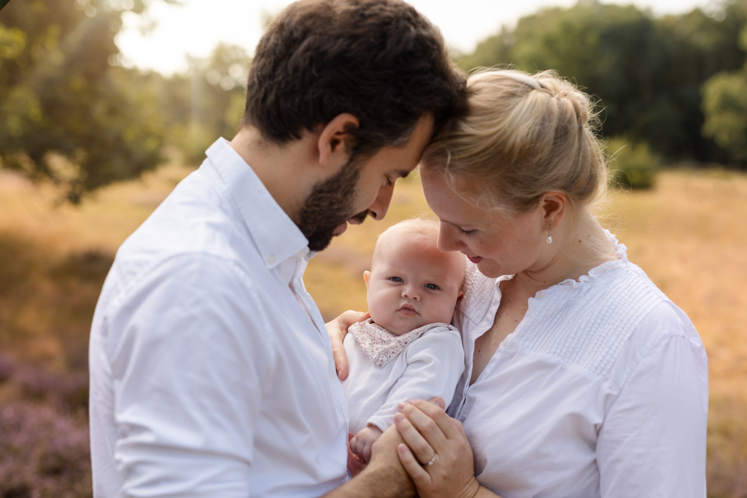 kleines Mädchen liegend lächelnd in der Nestschaukel - natürliche Kitamomente