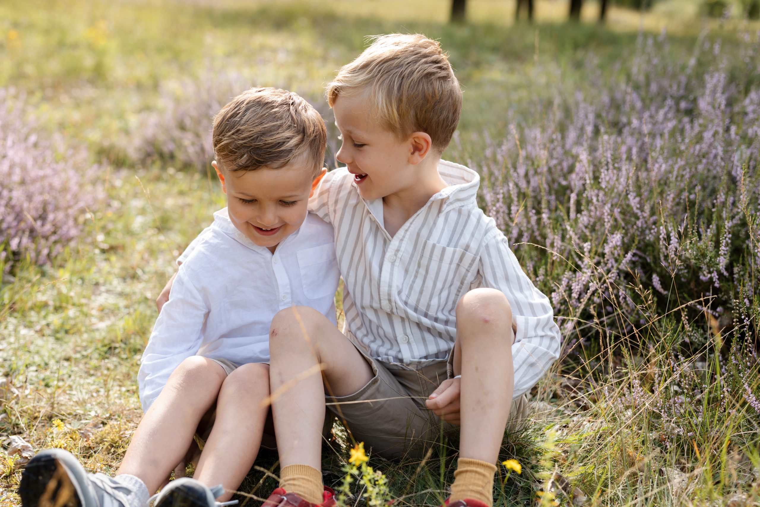 fröhliche Familie mit Baby - liegend auf einer Decke - Babyshooting Zuhause in Hamburg