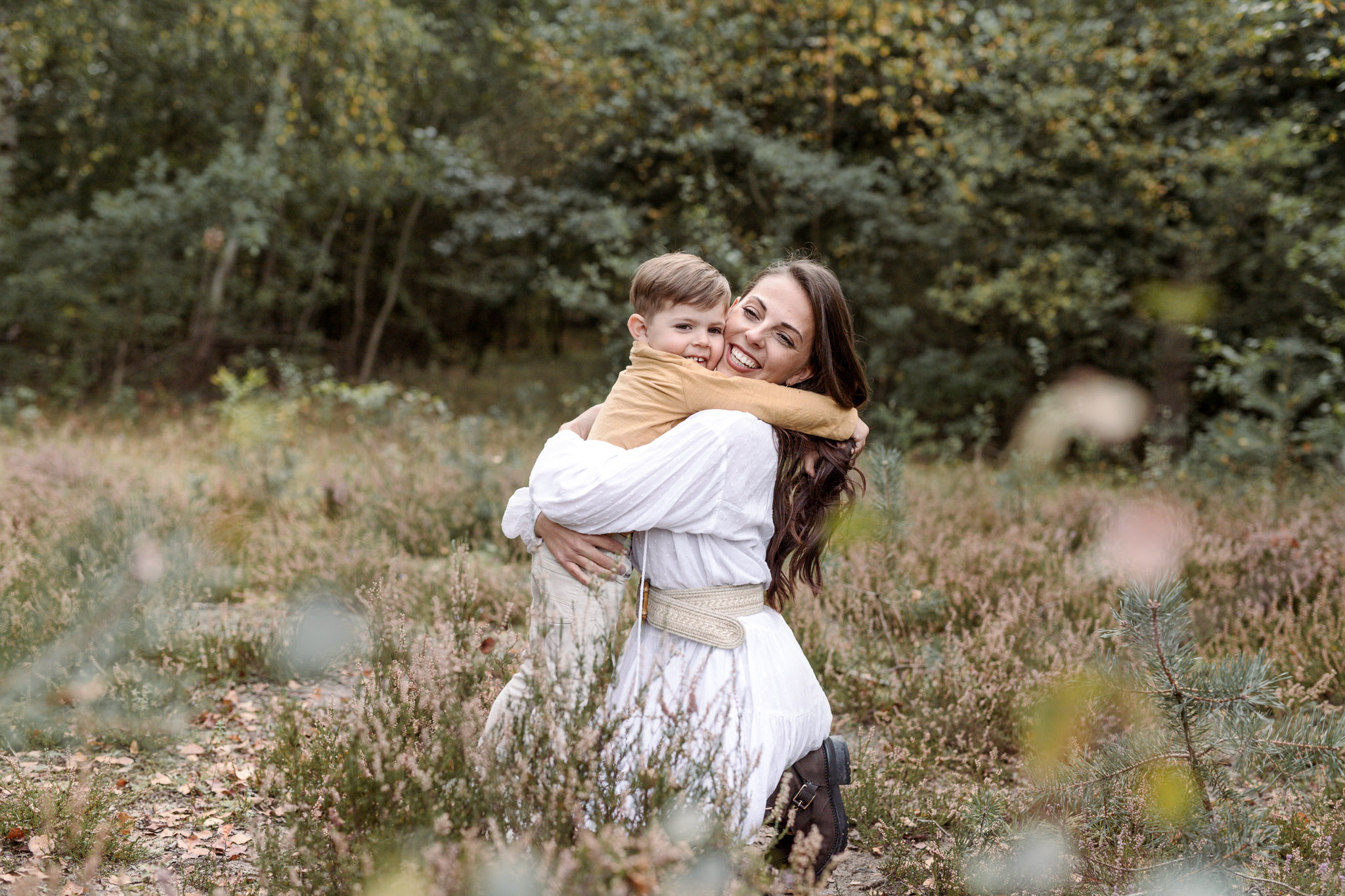 Baby liegt auf dem Familienbett - Neugeborenenbilder im eigenen Zuhause in Hamburg und Umgebung