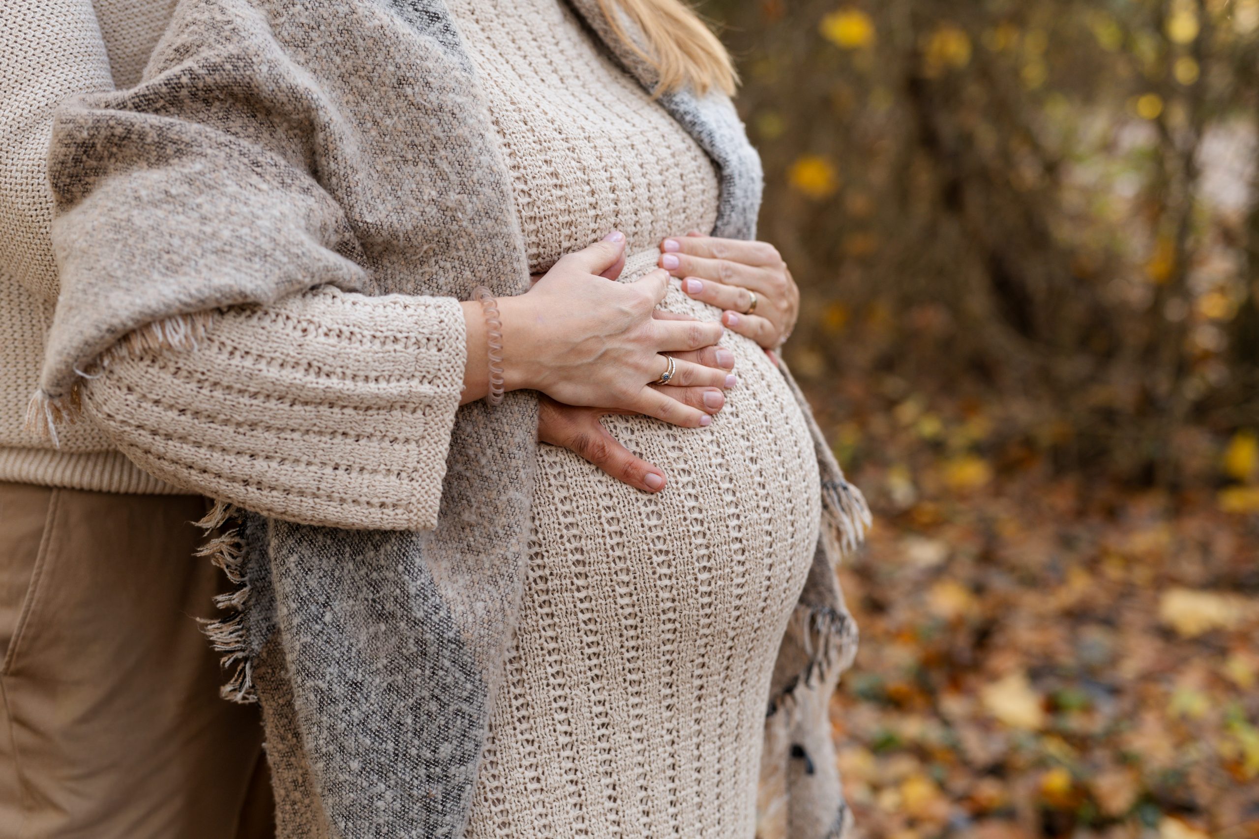 Baby liegt auf dem Familienbett - Neugeborenenbilder im eigenen Zuhause in Hamburg und Umgebung
