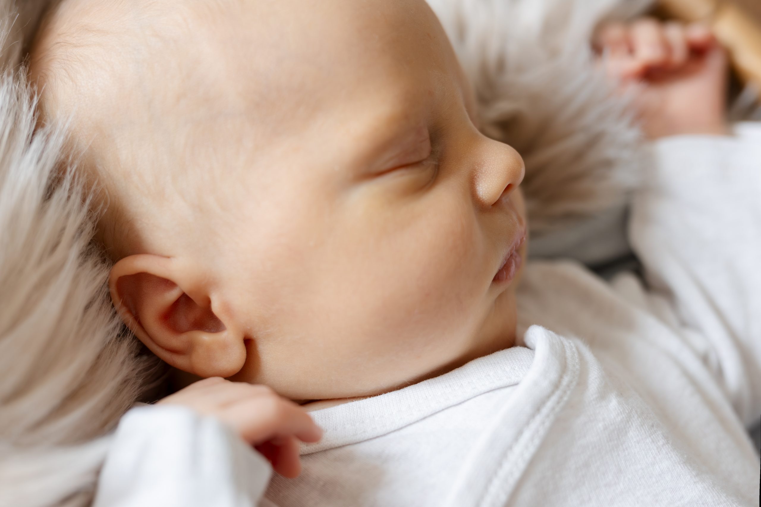 Kuschelmoment mit Baby - Babyfotos im eigenen Zuhause in Hamburg