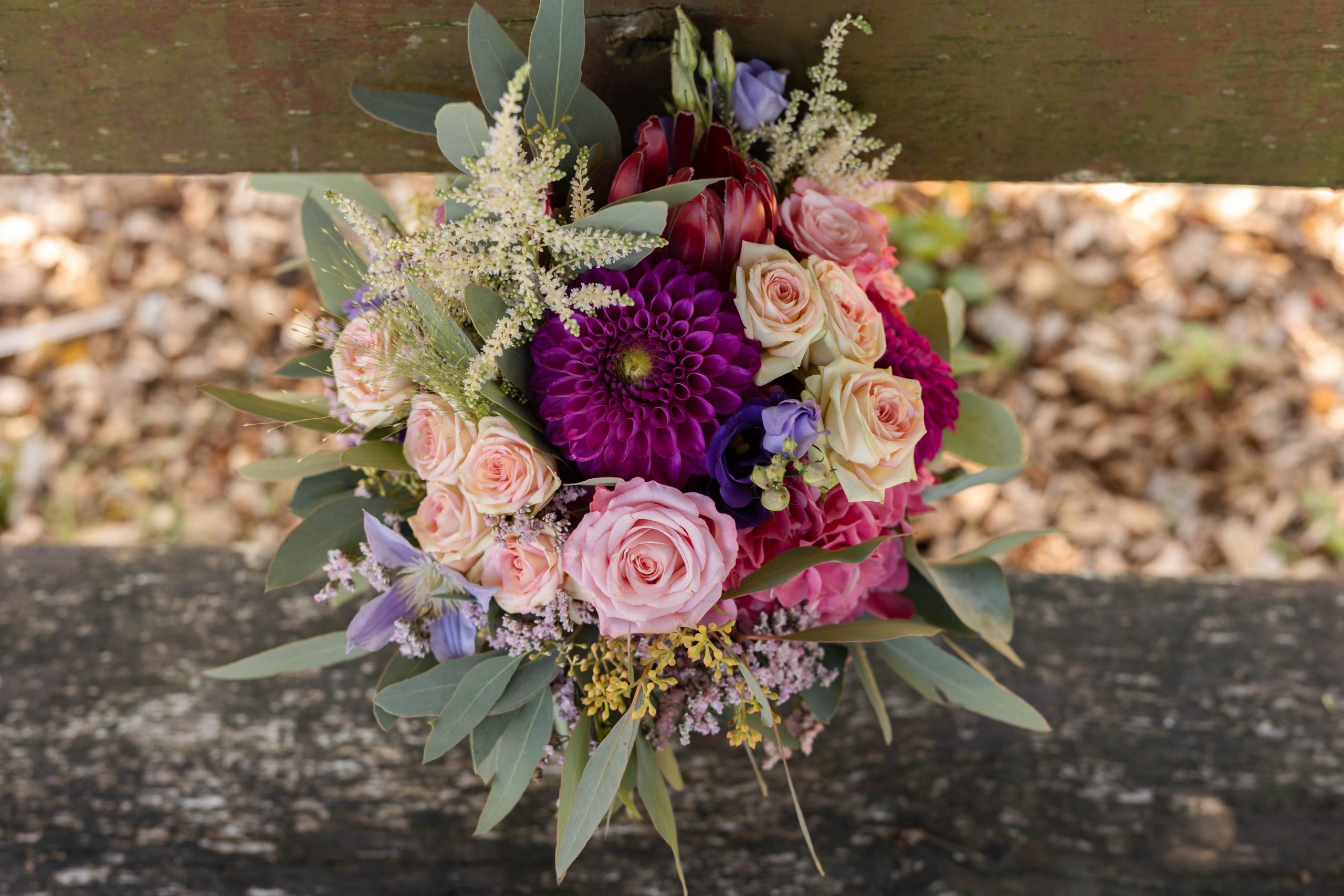 Baby liegt auf dem Familienbett - Neugeborenenbilder im eigenen Zuhause in Hamburg und Umgebung