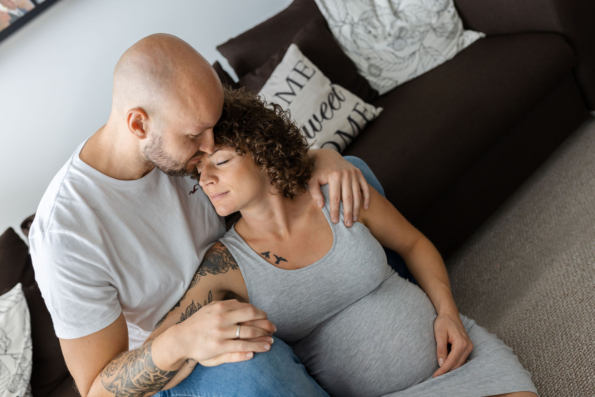 Nahaufnahme Babybauch mit Babyschühchen - Babybauchschooting in Hamburg