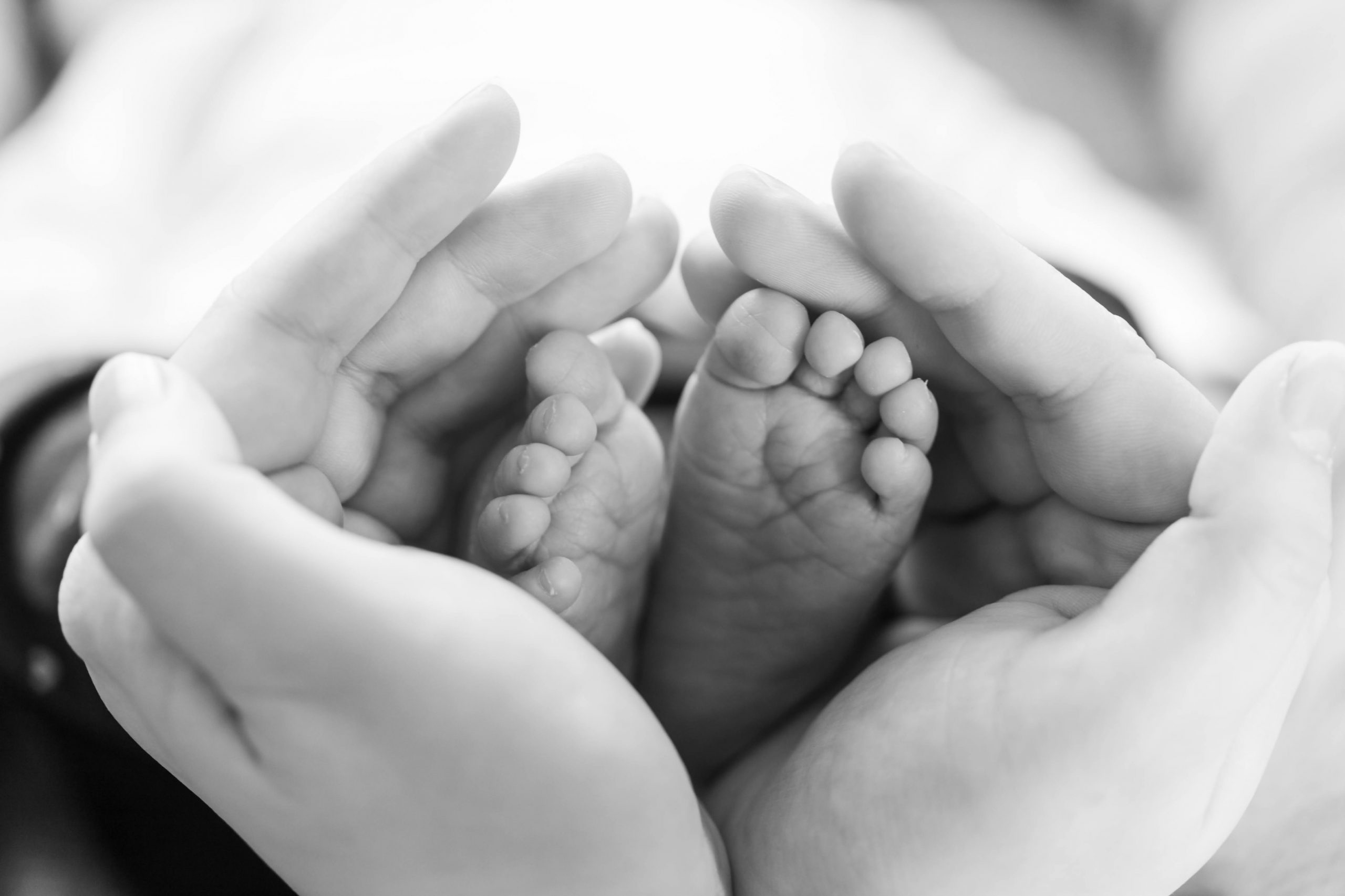 Schwarz-Weiß Aufnahme - Babyshooting im eigenen Zuhause