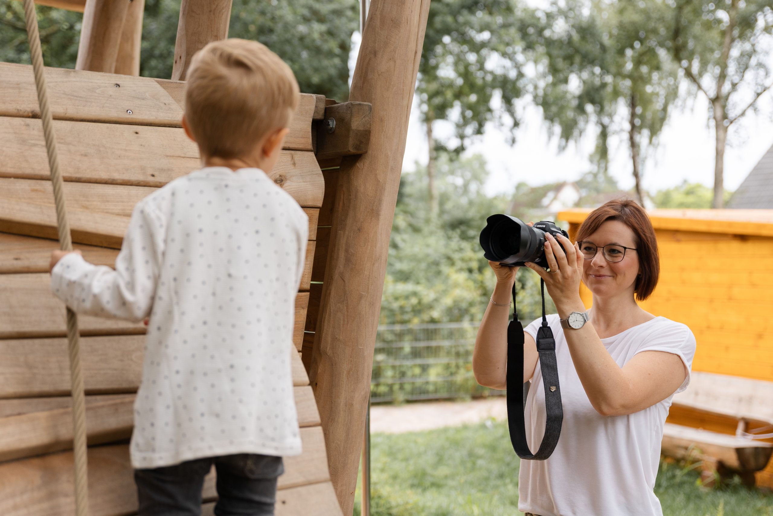 Nahaufnahme von den kleinen Babyfüßchen - Babyfotoshooting Zuhause in Hamburg